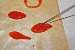 название картинки Украшения из карамели для тортов и пирожных