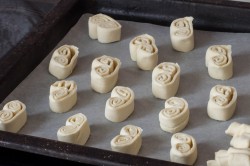 Ушки из слоеного теста с сахаром