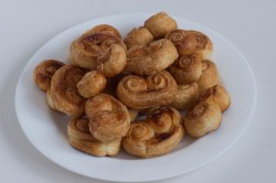 Ушки из слоеного теста с сахаром