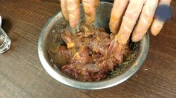 Утка на сковороде с соевым соусом грибами луком