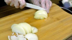 Утка на сковороде с соевым соусом грибами луком