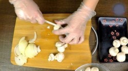 Утка на сковороде с соевым соусом грибами луком