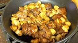 Утка на сковороде с соевым соусом грибами луком