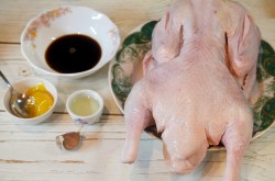 Утка в соевом соусе с медом в духовке - шаг 1