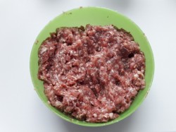 название картинки Вафельные коржи с фаршем на сковороде