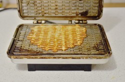 Вафельные трубочки в вафельнице - шаг 8 Вафельные трубочки в вафельнице - шаг 8