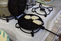 название картинки Вафли мягкие на газу в вафельнице