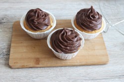 название картинки Ванильные капкейки с бостонским кремом