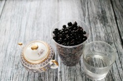 Варенье пятиминутка из черной смородины - шаг 1