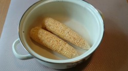 Варёная кукуруза со сливочным маслом