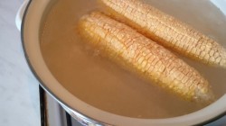 Варёная кукуруза со сливочным маслом