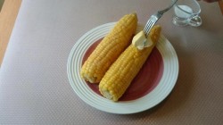 Варёная кукуруза со сливочным маслом