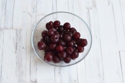 Ватрушка с вишней