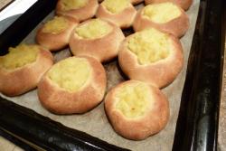 Ватрушки с картошкой из дрожжевого теста - шаг 8