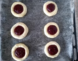 Ватрушки с повидлом из дрожжевого теста - шаг 10