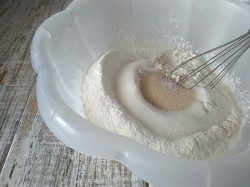 Ватрушки с повидлом из дрожжевого теста - шаг 1