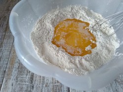 Ватрушки с повидлом из дрожжевого теста - шаг 3