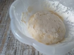 Ватрушки с повидлом из дрожжевого теста - шаг 4