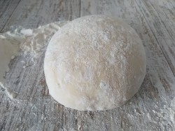 Ватрушки с повидлом из дрожжевого теста - шаг 7