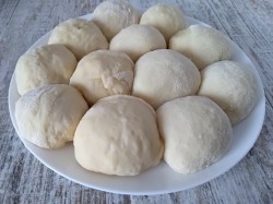 Ватрушки с повидлом из дрожжевого теста - шаг 8