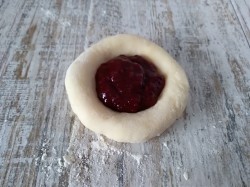 Ватрушки с повидлом из дрожжевого теста - шаг 9