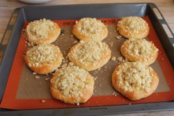 название картинки Ватрушки с яблочной начинкой и штрейзелем