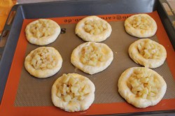 название картинки Ватрушки с яблочной начинкой и штрейзелем