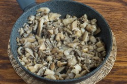 Вешенки с картошкой жареные