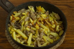 Вешенки с картошкой жареные