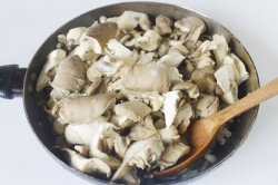 Вешенки в сметане на сковороде