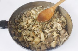 Вешенки в сметане на сковороде