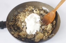 Вешенки в сметане на сковороде