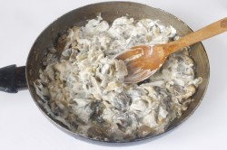 Вешенки в сметане на сковороде
