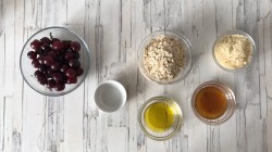 название картинки Вишневый крамбл с миндалем