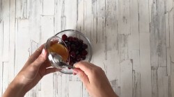 название картинки Вишневый крамбл с миндалем