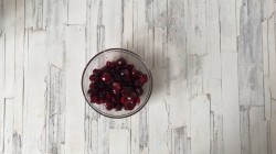 название картинки Вишневый крамбл с миндалем