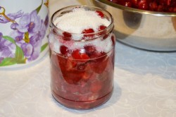 Вишня в собственном соку с сахаром на зиму