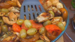 Вкусная курица запечённая с фруктами и овощами