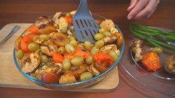 Вкусная курица запечённая с фруктами и овощами