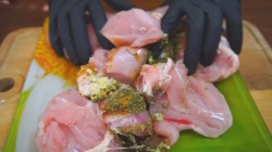 Вкусная курица запечённая с фруктами и овощами