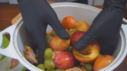 Вкусная курица запечённая с фруктами и овощами