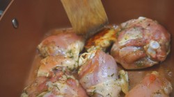 Вкусная курица запечённая с фруктами и овощами