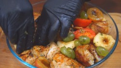 Вкусная курица запечённая с фруктами и овощами