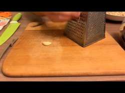 Сырная намазка с чесноком на хлеб за 3 минуты