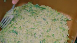 Пицца из кабачка с томатами и куриной грудкой на сковородке