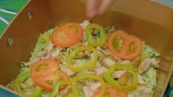 Пицца из кабачка с томатами и куриной грудкой на сковородке