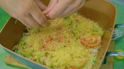 Пицца из кабачка с томатами и куриной грудкой на сковородке