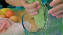 Пицца из кабачка с томатами и куриной грудкой на сковородке