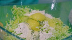 Пицца из кабачка с томатами и куриной грудкой на сковородке