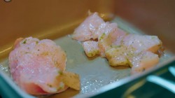 Пицца из кабачка с томатами и куриной грудкой на сковородке